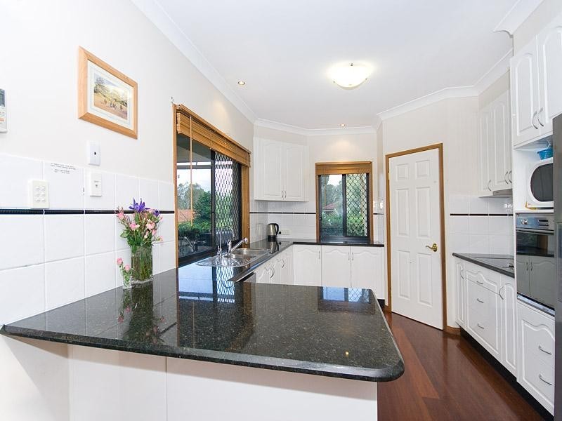 10 Selkirk Close, Oxley QLD 4075