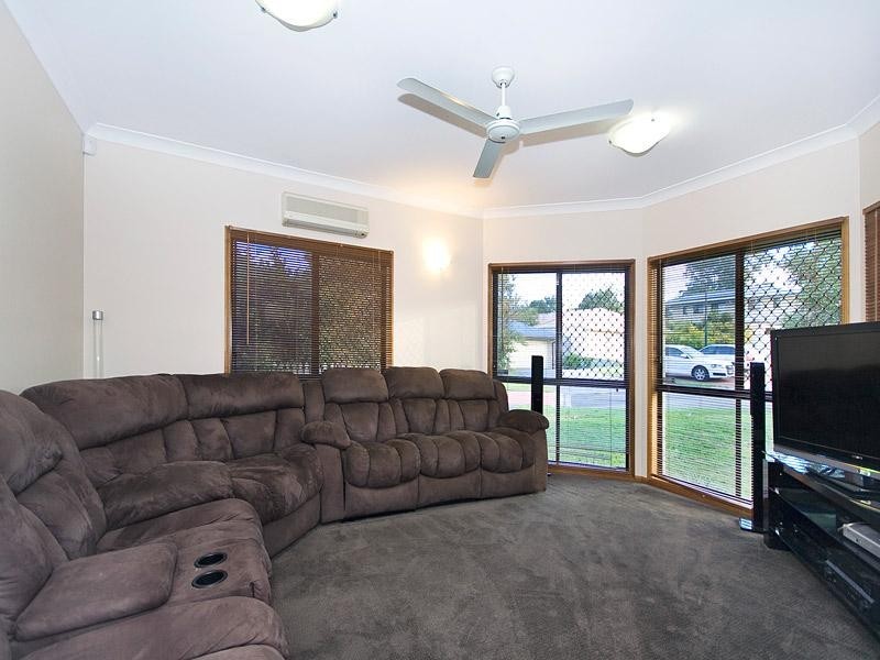 10 Selkirk Close, Oxley QLD 4075