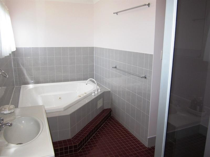 66 Seventeen Mile Rocks Road, Oxley QLD 4075