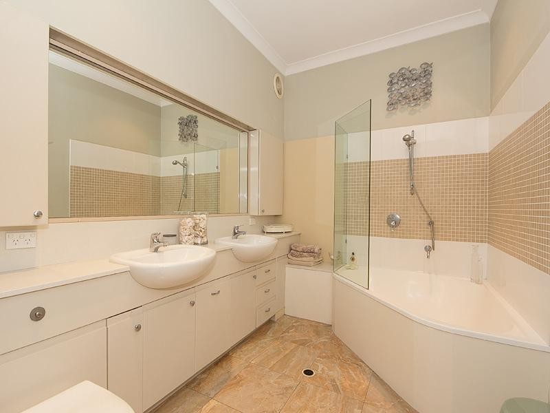 122 Victoria Avenue, Chelmer QLD 4068