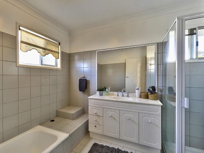 132 Mt Ommaney Drive, Jindalee QLD 4074