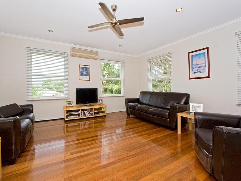 70 King Arthur Terrace, Tennyson QLD 4105