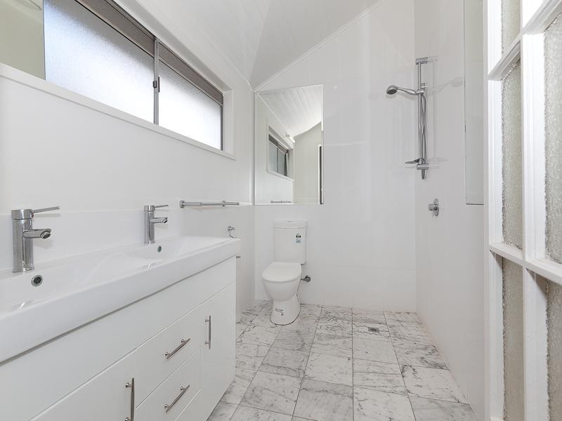 208 Cliveden Avenue, Corinda QLD 4075