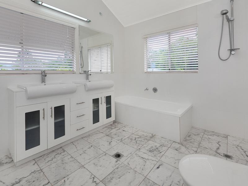 208 Cliveden Avenue, Corinda QLD 4075