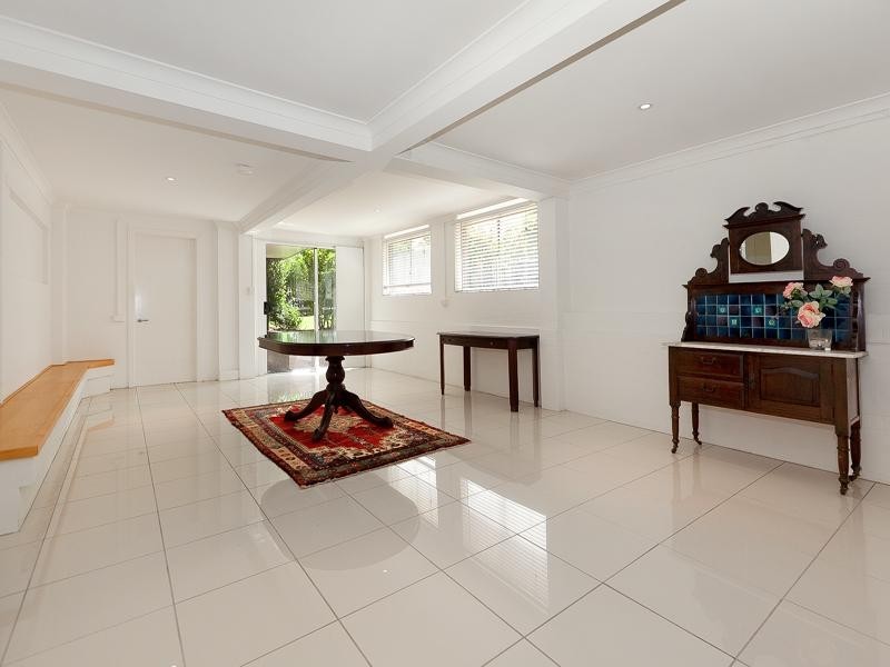 208 Cliveden Avenue, Corinda QLD 4075