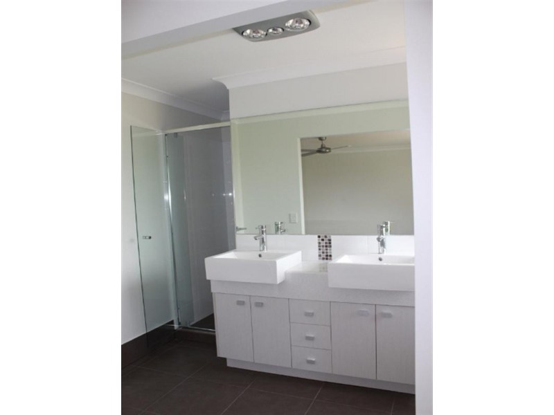 43 Camelot Street, Tennyson QLD 4105