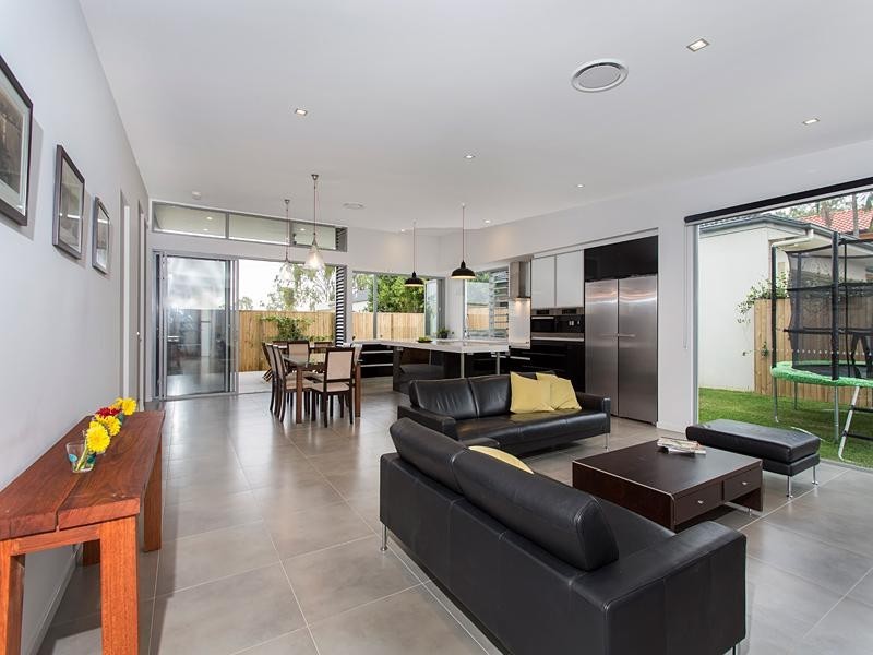 137 King Arthur Terrace, Tennyson QLD 4105