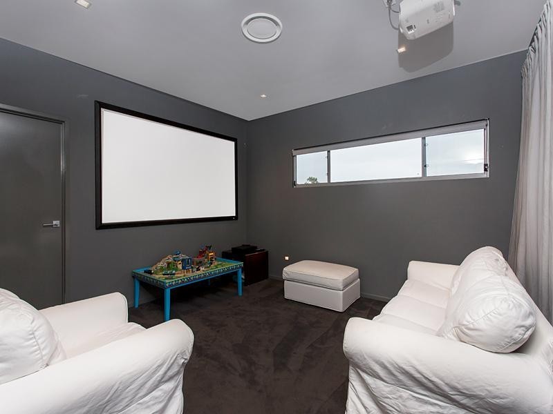 137 King Arthur Terrace, Tennyson QLD 4105