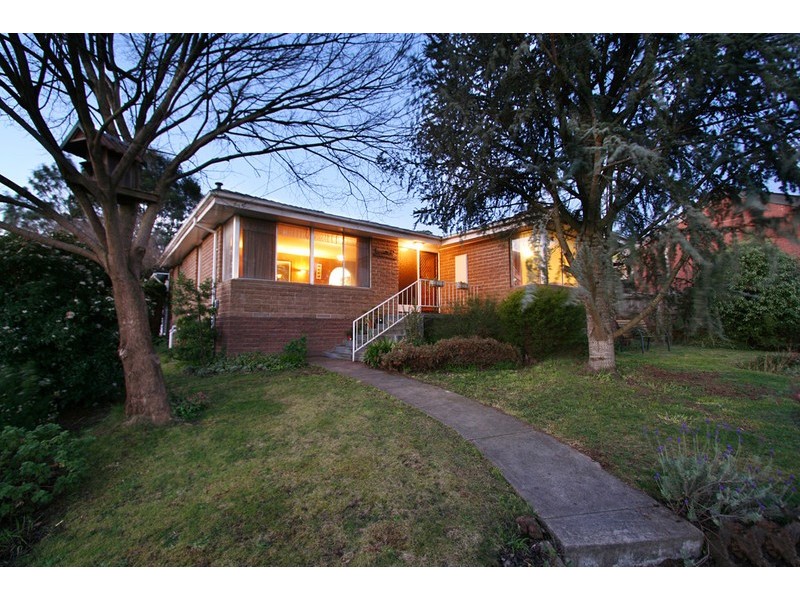 8 Velden Avenue, Ferntree Gully VIC 3156