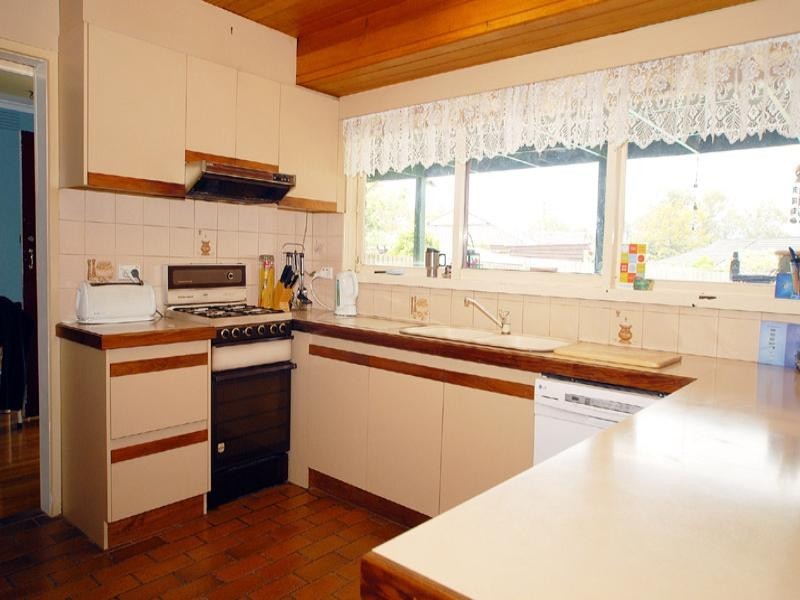 13 Folkstone Crescent, Ferntree Gully VIC 3156