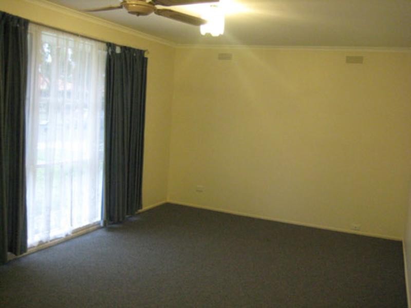 8 Merlin Crescent, Ferntree Gully VIC 3156