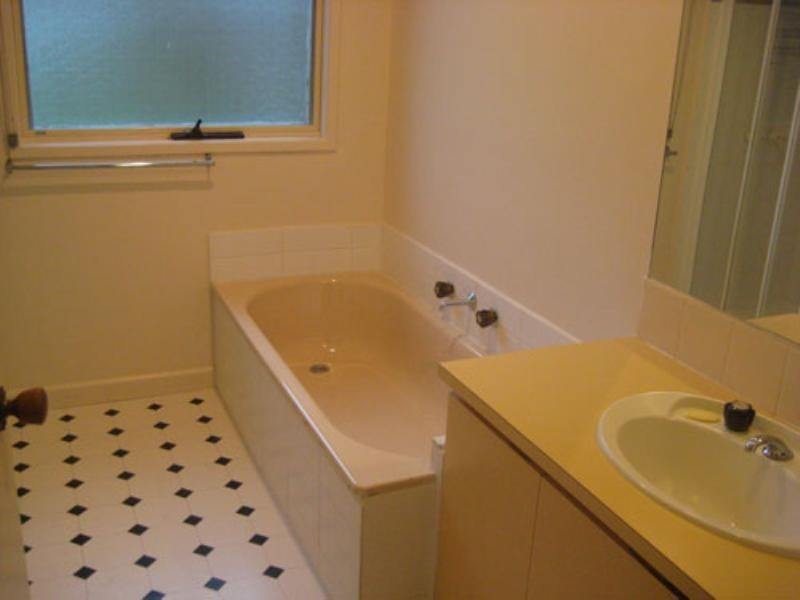 8 Merlin Crescent, Ferntree Gully VIC 3156