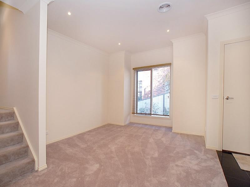 2/14 McNabb Street, Berwick VIC 3806