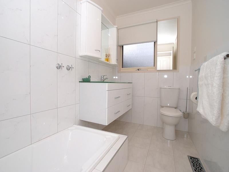 1 Rickards Avenue, Knoxfield VIC 3180