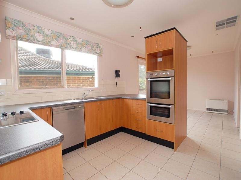 1 Rickards Avenue, Knoxfield VIC 3180