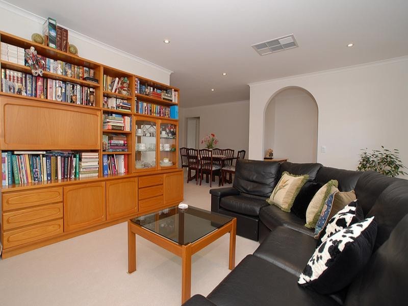 1 Rickards Avenue, Knoxfield VIC 3180