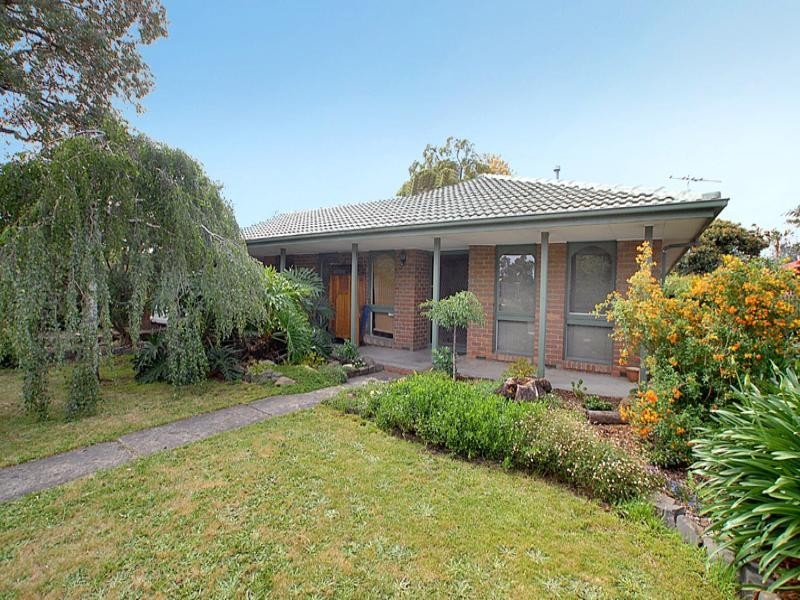 27 Beckenham Drive, Ferntree Gully VIC 3156