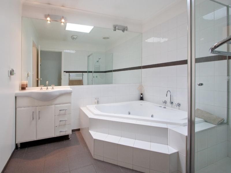 11 Silverton Drive, Ferntree Gully VIC 3156