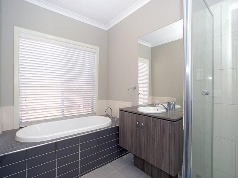 9 Bernly Boulevard, Berwick VIC 3806