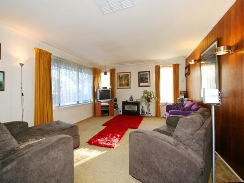 8 Velden Avenue, Ferntree Gully VIC 3156