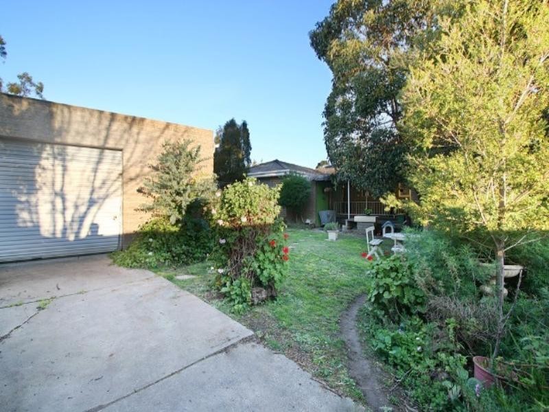 8 Velden Avenue, Ferntree Gully VIC 3156