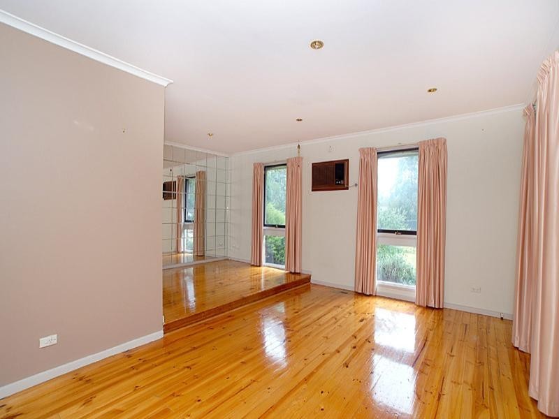 8 Greenaway Drive, Ferntree Gully VIC 3156