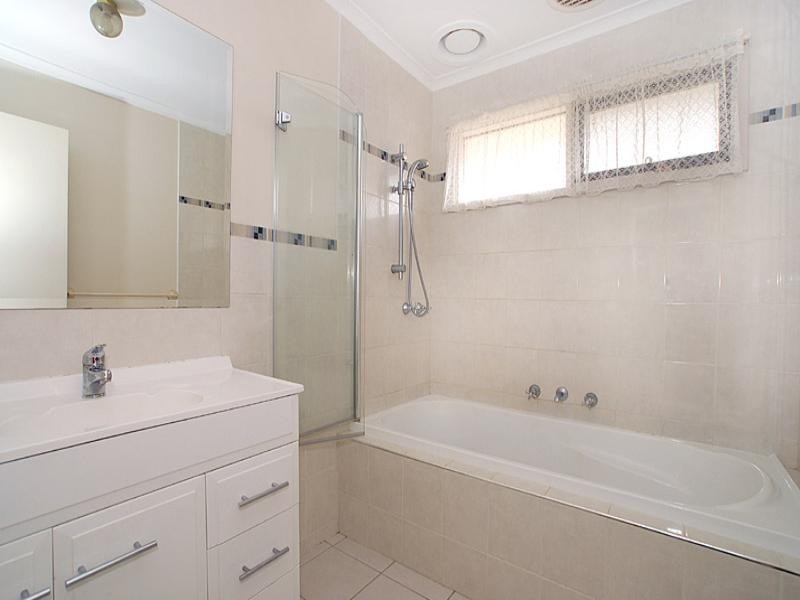 8 Greenaway Drive, Ferntree Gully VIC 3156