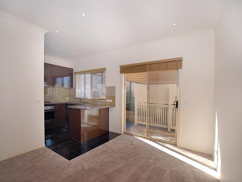 2/14 McNabb Street, Berwick VIC 3806