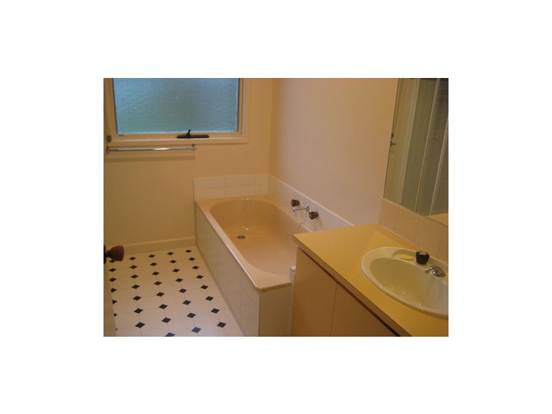 8 Merlin Crescent, Ferntree Gully VIC 3156