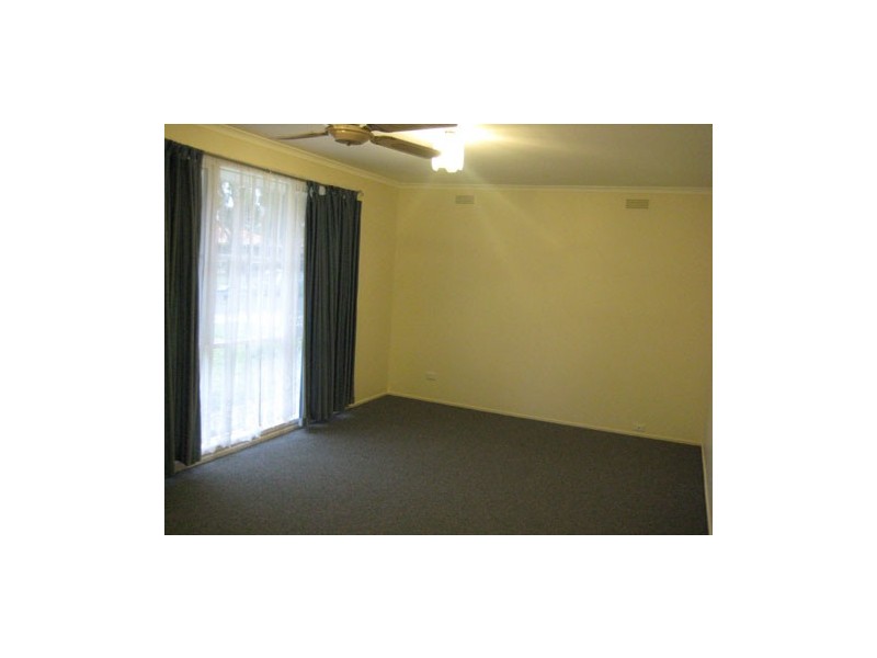 8 Merlin Crescent, Ferntree Gully VIC 3156