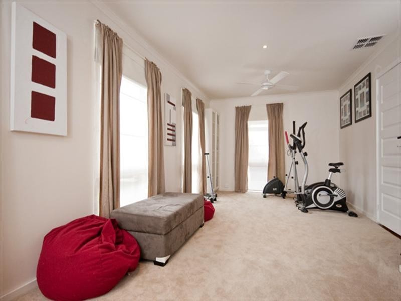 21 Zachary Hicks Crescent, Endeavour Hills VIC 3802