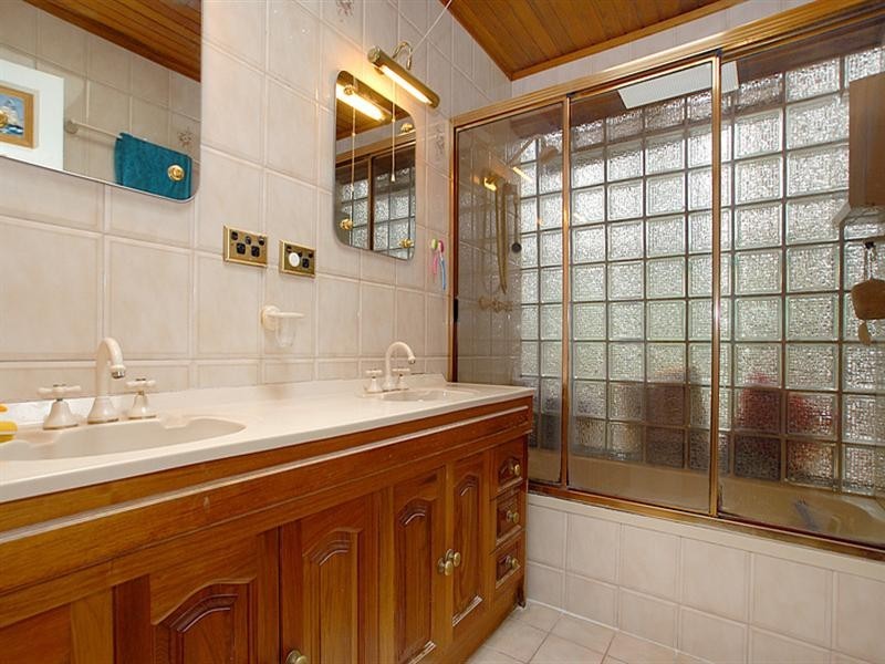 18 Joan Avenue, Ferntree Gully VIC 3156