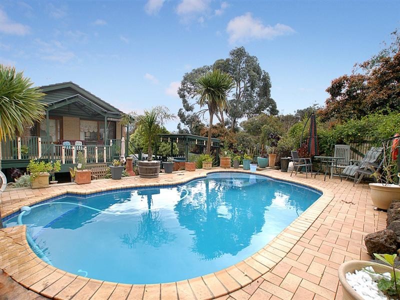 18 Joan Avenue, Ferntree Gully VIC 3156