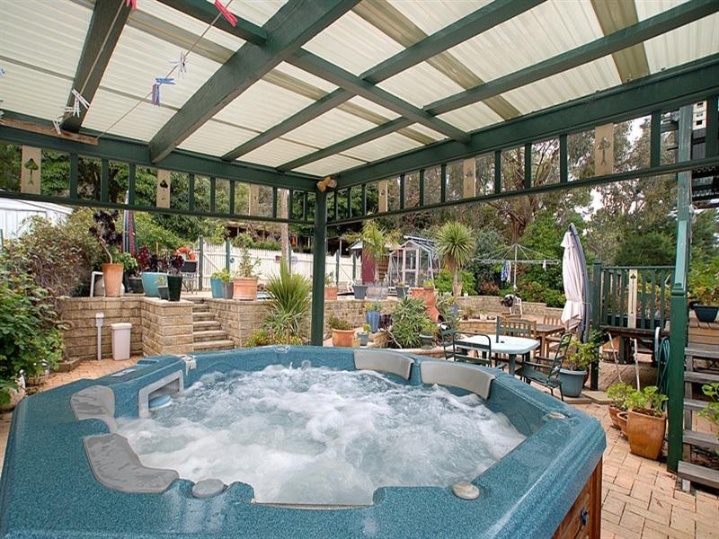 18 Joan Avenue, Ferntree Gully VIC 3156