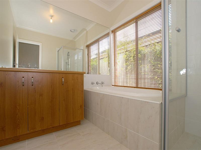 1 Maddock Drive, Cranbourne East VIC 3977
