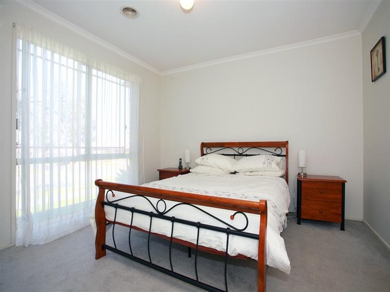 43 Bates Street, Cranbourne West VIC 3977
