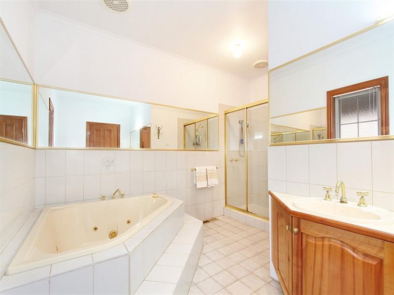 4 Coowarra Court, Ferntree Gully VIC 3156