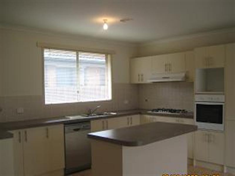 17 Cornwell Crescent, Cranbourne East VIC 3977