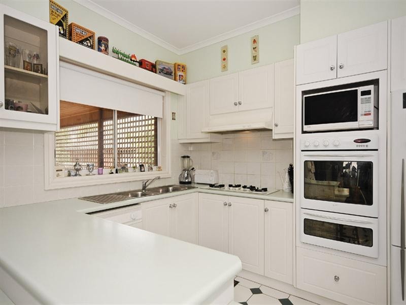 11 Lakewood Drive, Knoxfield VIC 3180