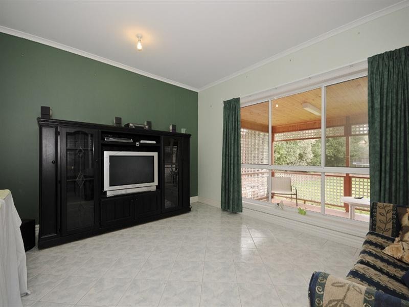 11 Lakewood Drive, Knoxfield VIC 3180