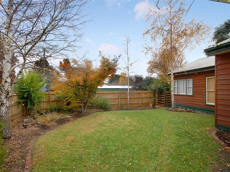 2 Acacia Road, Upper Ferntree Gully VIC 3156