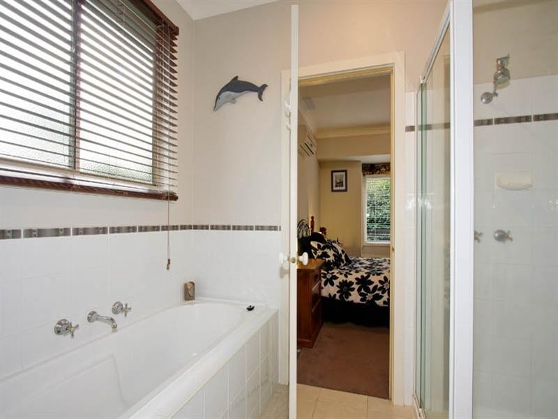 2/5 Selman Avenue, Ferntree Gully VIC 3156