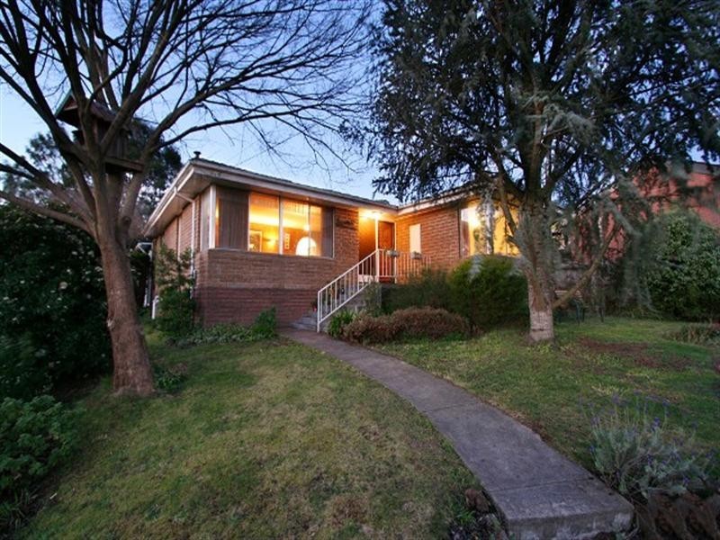 8 Velden Avenue, Ferntree Gully VIC 3156