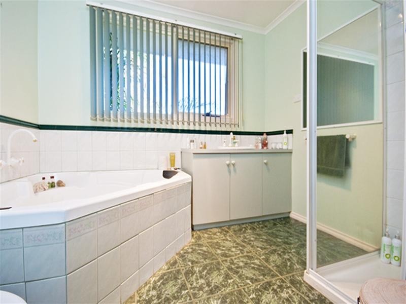 10 Woodview Place, Knoxfield VIC 3180