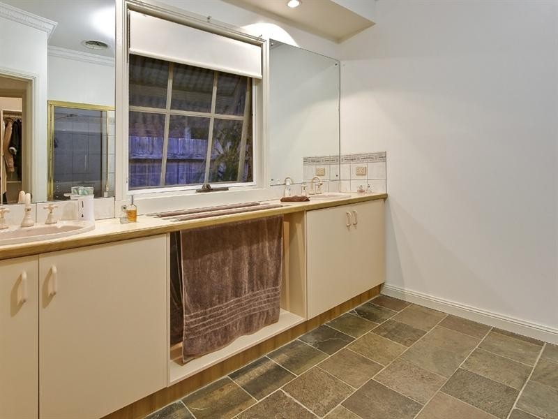 16 Cutler Close, Ferntree Gully VIC 3156