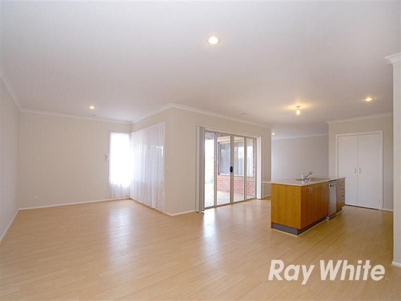 1 Maddock Drive, Cranbourne East VIC 3977