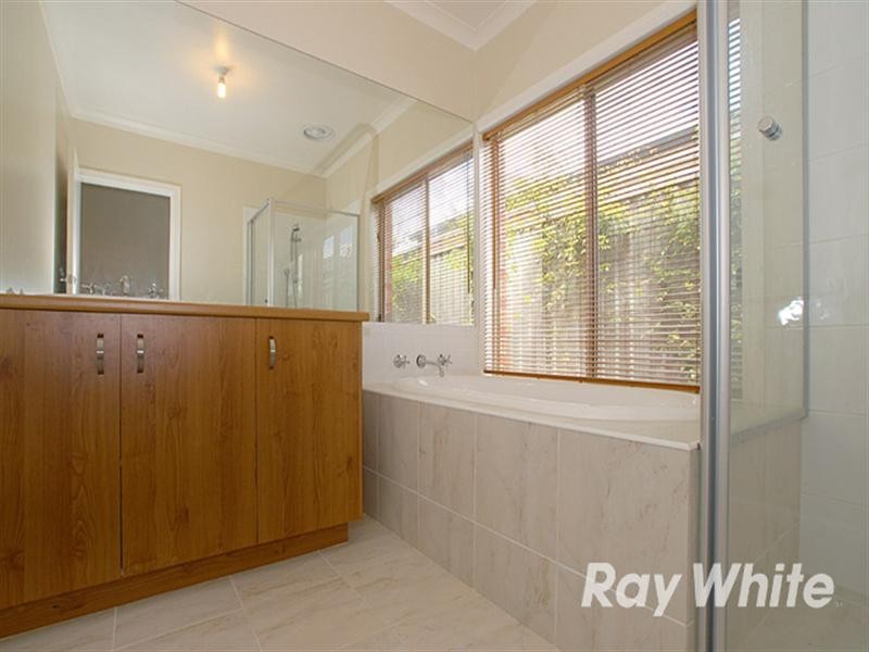 1 Maddock Drive, Cranbourne East VIC 3977