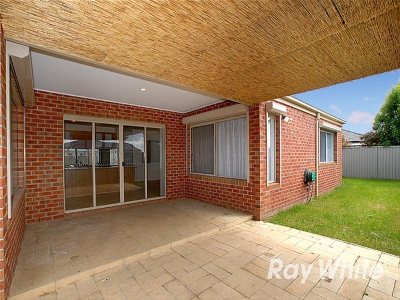 1 Maddock Drive, Cranbourne East VIC 3977