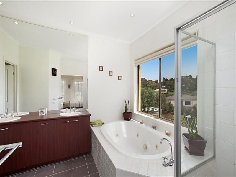 7 Lake Park Court, Lysterfield South VIC 3156