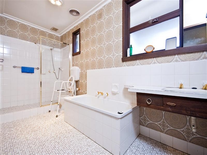 18 Sherwood Avenue, Ringwood East VIC 3135